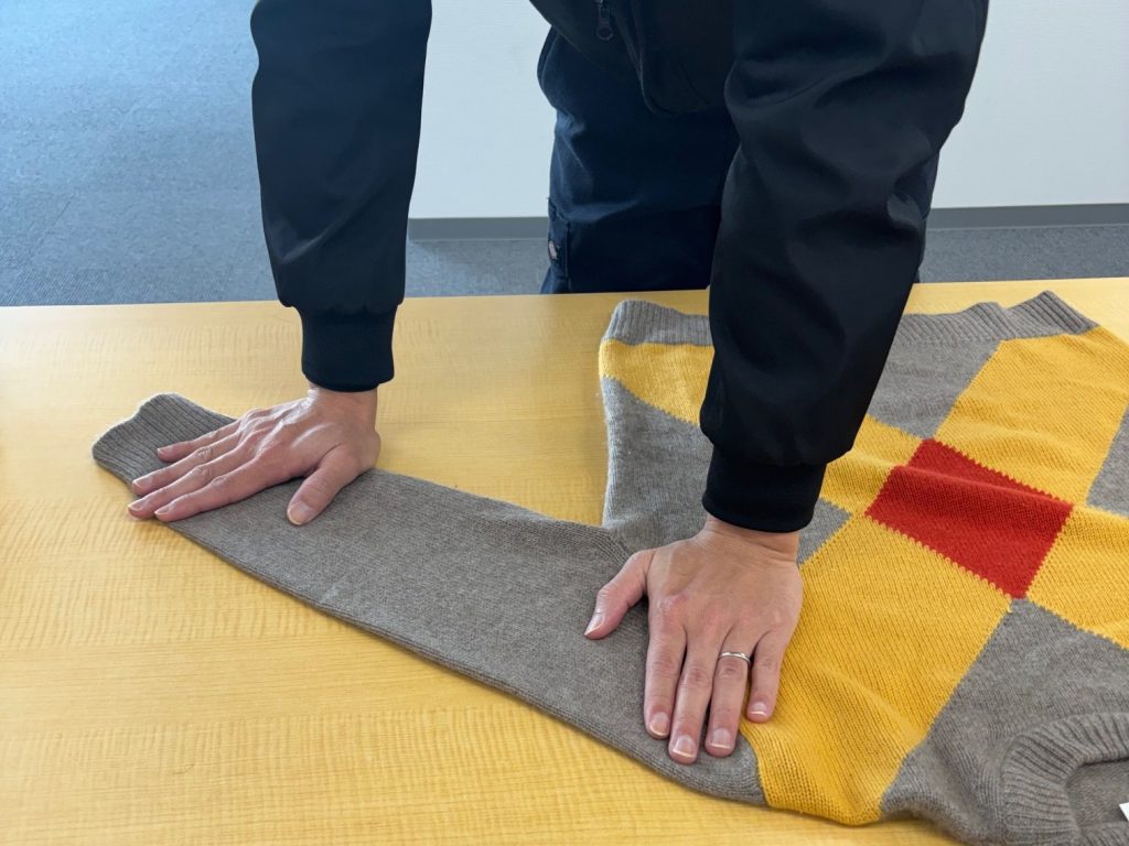 服のたたみ方①｜必ずシワを伸ばす